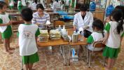 Hình ảnh các bác sĩ khám sức khỏe cho trẻ
