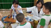 Hình ảnh các bác sĩ khám sức khỏe cho trẻ