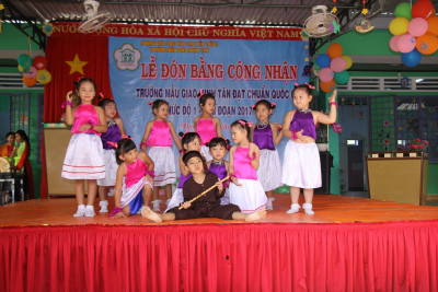 Khi đến trường không những các bé được vui chơi, mà còn được các cô dạy múa hát