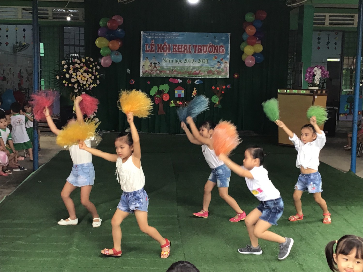 Lớp lá 1 múa