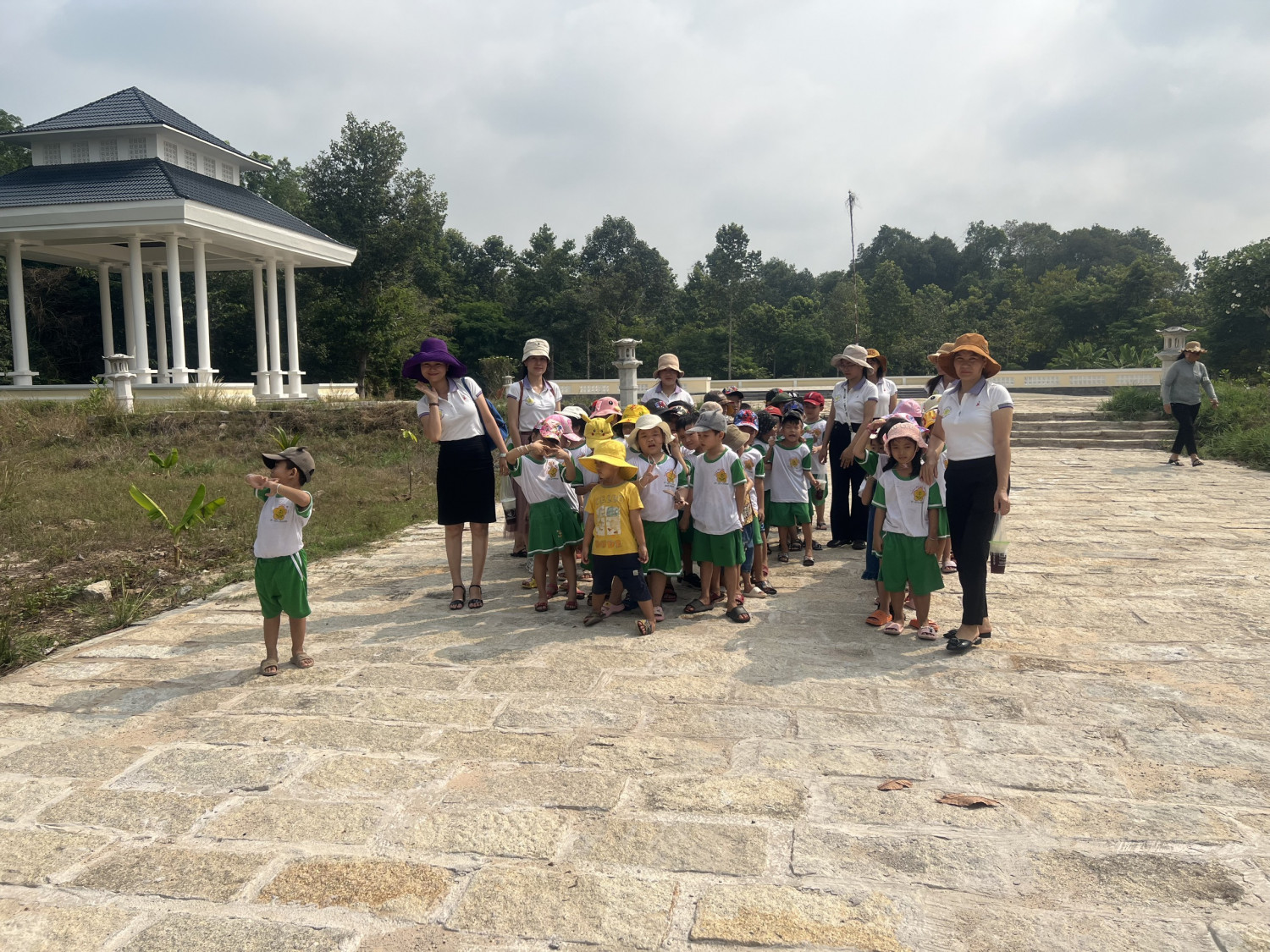 Trẻ 05 tuổi lớp lá thăm quan " khu di tích lịch sử Căm se và trường Tiểu học Minh Tân"