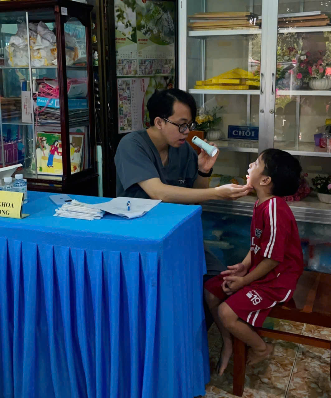 Trường Mầm non Minh Tân phối hợp với Trung tâm y tế khu vực Dầu Tiếng tổ chức khám, kiểm tra sức khoẻ chuyên khoa cho tất cả các bé trong trường