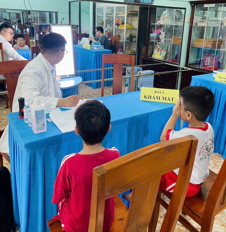 Trường Mầm non Minh Tân phối hợp với Trung tâm y tế khu vực Dầu Tiếng tổ chức khám, kiểm tra sức khoẻ chuyên khoa cho tất cả các bé trong trường