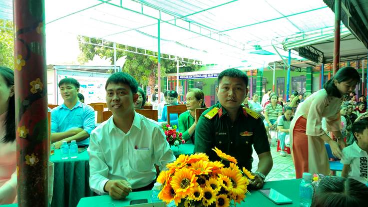 Có thể là hình ảnh về một hoặc nhiều người và văn bản