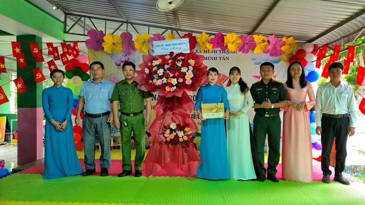 Có thể là hình ảnh về một hoặc nhiều người, hoa và đám cưới