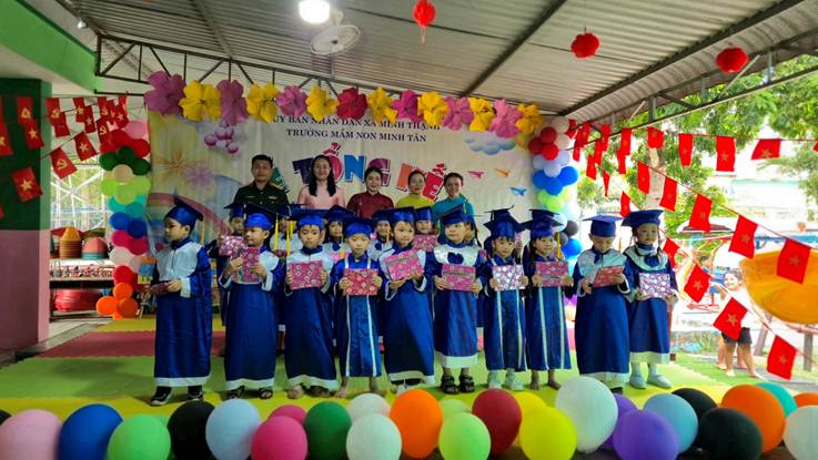 Có thể là hình ảnh về một hoặc nhiều người và văn bản cho biết 'LÂN DANXA ΜΙ.ΝΗ THẠ TRƯỞNG MẮM Ν MINH TÂN പളങ'