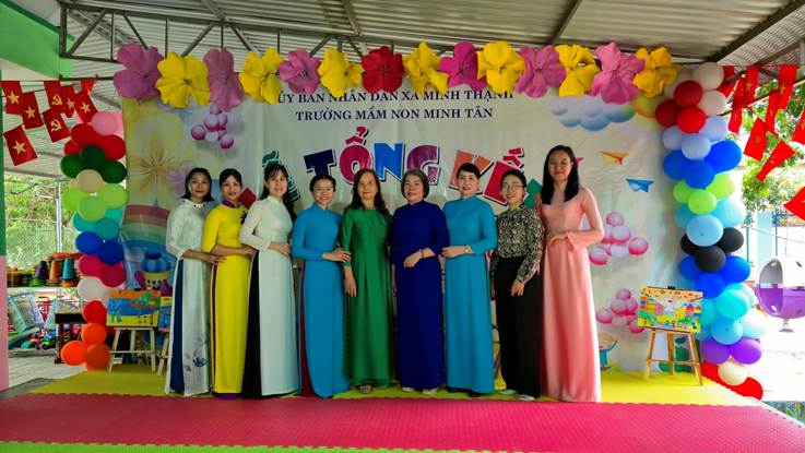 Có thể là hình ảnh về một hoặc nhiều người và văn bản cho biết 'ÜYBAN ÜY HÂN DAN XA MINH NdÁNDANXAMICHTHẠNI THẠNH TRƯỜNG MẦM TRƯỜNGMÁMNONMINHTÀN NON MINH TÂN 34EC'