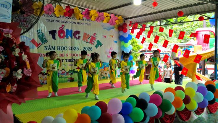 Có thể là hình ảnh về bạt nhún, đồ chơi và văn bản cho biết 'TRƯỞNGMAMNG LIHTHẠN TRƯỜNGMÁMNONMINITAN ក THẠN MINH TÂN TÔNGKE NĂMHOC2025-2026 NĂM HỌC 20 TỔNGHỆ 25 5-2026 2026 BÉ5TUỔI 51 T JÓI 5T B HOND THI'