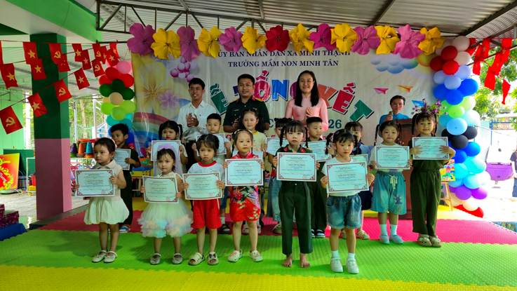 Có thể là hình ảnh về trẻ em, cười và văn bản